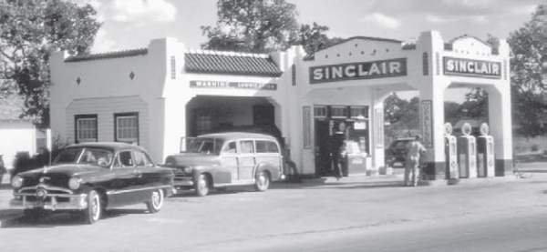 Joe Henry's Sinclair Gas Station - Rockdale, TX - 1940s